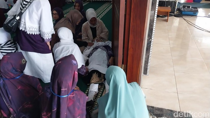 Jemaah haji perempuan pingsan setiba di Kota Batu