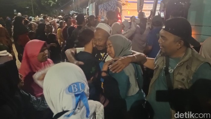 Jemaah haji Sumedang disambut keluarganya.