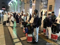 Potret Ratusan Jemaah Haji KNO-03 Telantar Akibat Garuda Delay 12 Jam