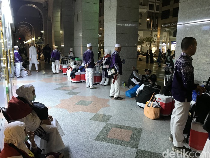 Jemaah kloter KNO-03 terlantar karena delay 12 jam