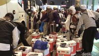 Rombongan jemaah KNO-03 sedianya terjadwal akan terbang dari Bandara Amir Muhammad bin Abdul Aziz (AMAA) Madinah pukul 18.40 WAS, Selasa (25/6). Namun informasi mendadak didapat jemaah, bahwa pesawat Garuda yang akan membawanya dijadwalkan tertunda hingga Rabu (26/6/2024) pagi sekitar pukul 06.45 WAS (Waktu Arab Saudi). (Foto: Nugroho Tri Laksono/detikcom)