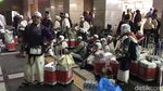 Potret Ratusan Jemaah Haji KNO-03 Telantar Akibat Garuda Delay 12 Jam