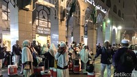 Pantauan detikHikmah, Rabu (26/6/2024) sekitar pukul 00.30 WAS, para jemaah memenuhi pelataran Taiba Suite Hotel tempat mereka menginap, lokasinya berada tak jauh dari Masjid Nabawi. Koper-koper jemaah sudah menumpuk, terlihat beberapa dari mereka ada yang duduk-duduk di lantai sambil menunggu bus yang akan membawa ke bandara pukul 01.00 WAS dini hari. (Foto: Nugroho Tri Laksono/detikcom)