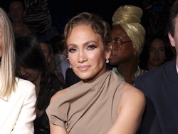 Jennifer Lopez Hadiri Fashion Show Dior, Terbang Pakai Kelas Ekonomi