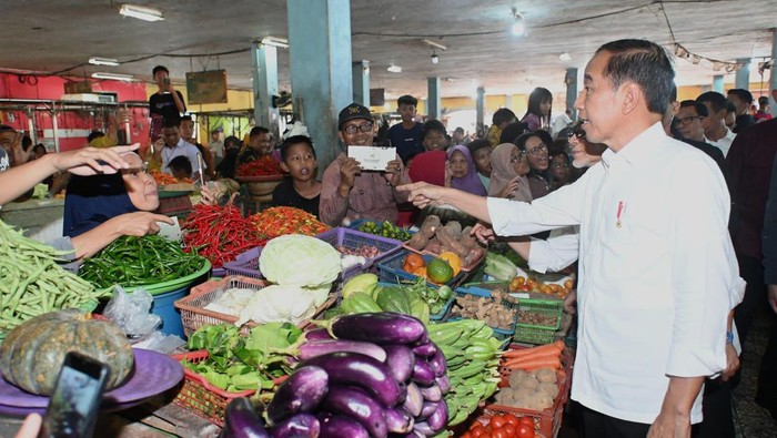 Jokowi meninjau Pasar Pusat Perbelanjaan Mentaya, Kabupaten Kotawaringin Timur, Kalimantan Tengah.