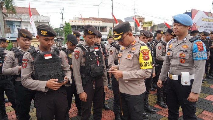 Kapolres Tasikmalaya Kota AKBP Joko Sulistiono memeriksa ponsel anggota untuk antisipasi adanya polisi yang main judol.