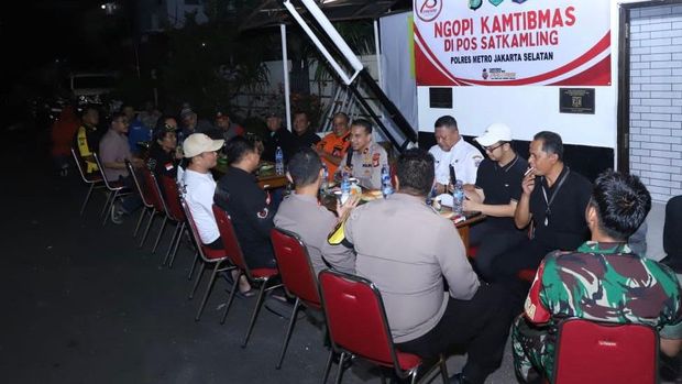 Kapolsek Mampang Kompol David Y Kanitero mengunjungi Pos Sat Kamling RW 01 Tegal Parang, Mampang Prapatan, Jakarta Selatan (Jaksel)