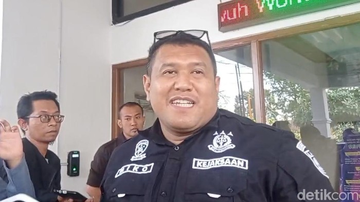 Kasi Intel Kejari Blora Jatmiko saat memberikan keterangan soal honor narsum DPRD Blora, Rabu (26/6/2024).