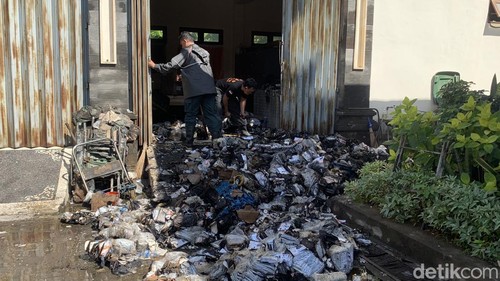 Ribuan masker yang terbakar di gudang logistik milik BPBD Bali, Rabu (26/6/2024).