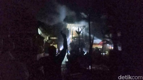 Kebakaran Pura Paibon Arya Kenceng, Desa Paksebali, Kecamatan Dawan, Klungkung, terbakar, Rabu (26/6/2024) sekitar pukul 21.00 Wita. (I Putu Budikrista Artawan/detikBali)
