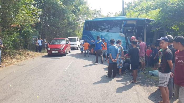 Kecelakaan beruntun melibatkan truk, sepeda motor mahasiswi, dan bus di Mojokerto.