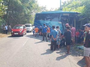 Truk Serempet Motor Mahasiswi Lalu Tabrak Bus di Mojokerto, 6 Orang Luka