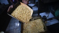 Pekerja menggiling kedelai impor saat produksi tahu di industri rumahan Kampung Muara, Kelurahan Pasir Jaya, Kota Bogor, Jawa Barat, Rabu (26/6/2024).