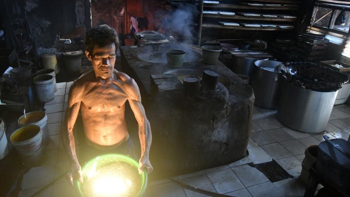 Kedelai Meroket, Perajin Tahu Terpaksa Naikan Harga Pekerja memproduksi tahu dari bahan kedelai impor di industri rumahan Kampung Muara, Kelurahan Pasir Jaya, Kota Bogor, Jawa Barat, Rabu (26/6/2024). Produsen tahu di wilayah tersebut mengeluhkan kenaikan harga kedelai impor dari sebelumnya Rp700 ribu per kwintal menjadi Rp1,2 juta per kwintal akibat pelemahan nilai tukar rupiah terhadap dolar AS sehingga produsen menaikkan harga tahu dari sebelumnya Rp600 per buah menjadi Rp800 per buah. ANTARA FOTO/Arif Firmansyah/foc.