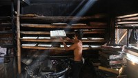 Hal itu akibat pelemahan nilai tukar rupiah terhadap dolar AS sehingga produsen menaikkan harga tahu dari sebelumnya Rp600 per buah menjadi Rp800 per buah.