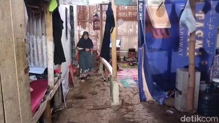 keluarga penyintas gempa tinggal di bekas kandang ayam