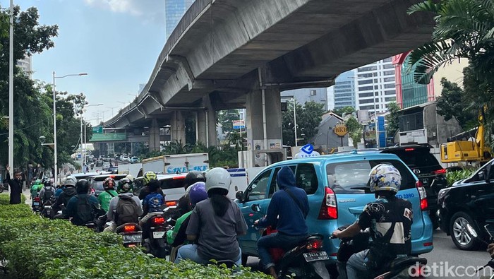 Kemacetan panjang terjadi di sepanjang Jalan Dr Prof Satrio, Jaksel. Kemacetan disebabkan ruas jalan yang berkurang karena ada proyek sistem drainase. (Rifka A/detikcom)