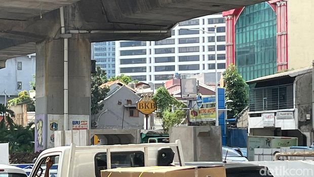 Kemacetan panjang terjadi di sepanjang Jalan Dr Prof Satrio, Jaksel. Kemacetan disebabkan ruas jalan yang berkurang karena ada proyek sistem drainase. (Rifka A/detikcom)