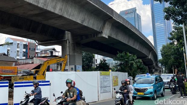 Kemacetan panjang terjadi di sepanjang Jalan Dr Prof Satrio, Jaksel. Kemacetan disebabkan ruas jalan yang berkurang karena ada proyek sistem drainase. (Rifka A/detikcom)