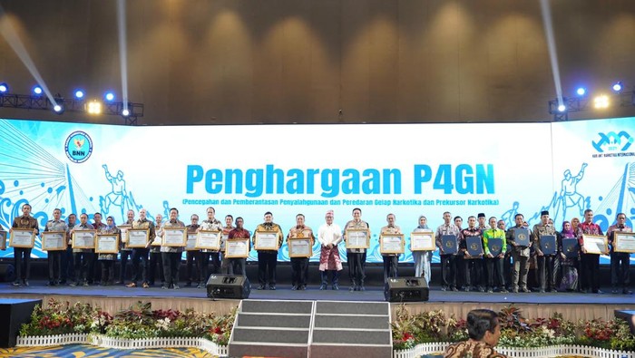Kepala BNN memberikan penghargaan P4GN