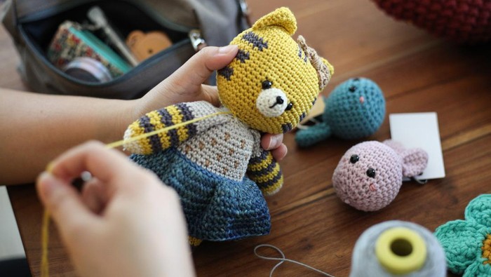 Kerajinan boneka rajut di Surabaya Perajin menunjukkan produk kerajinan boneka rajutnya yang dipasarkan melalui salah satu lokapasar di Surabaya, Jawa Timur, Rabu (26/6/2024). Kerajinan rajut berbentuk gantungan kunci, boneka berbagai bentuk satwa dan tanaman atau bunga tersebut dipasarkan ke sejumlah daerah melalui pameran dan lokapasar dengan harga antara Rp45 ribu sampai Rp250 ribu tergantung ukuran dan tingkat kesulitan. ANTARA FOTO/Didik Suhartono/rwa.