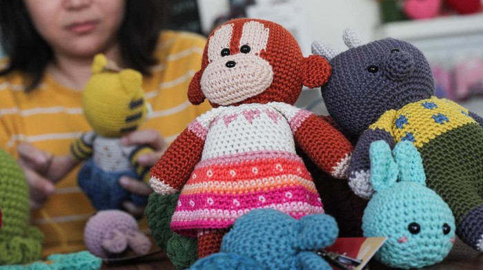Kerajinan boneka rajut di Surabaya Perajin menunjukkan produk kerajinan boneka rajutnya yang dipasarkan melalui salah satu lokapasar di Surabaya, Jawa Timur, Rabu (26/6/2024). Kerajinan rajut berbentuk gantungan kunci, boneka berbagai bentuk satwa dan tanaman atau bunga tersebut dipasarkan ke sejumlah daerah melalui pameran dan lokapasar dengan harga antara Rp45 ribu sampai Rp250 ribu tergantung ukuran dan tingkat kesulitan. ANTARA FOTO/Didik Suhartono/rwa.