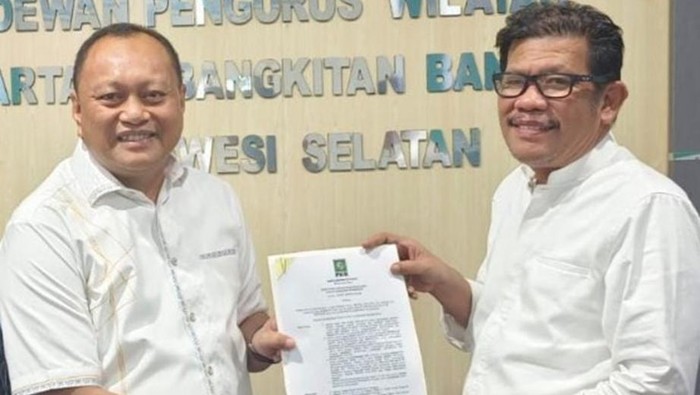 Ketua DPD NasDem Selayar Ady Ansar (kiri) saat menerima surat DPP PKB dari Ketua DPW PKB Sulsel Azhar Arsyad di Kantor DPW PKB Sulsel, Kota Makassar, Selasa (25/6/2024).