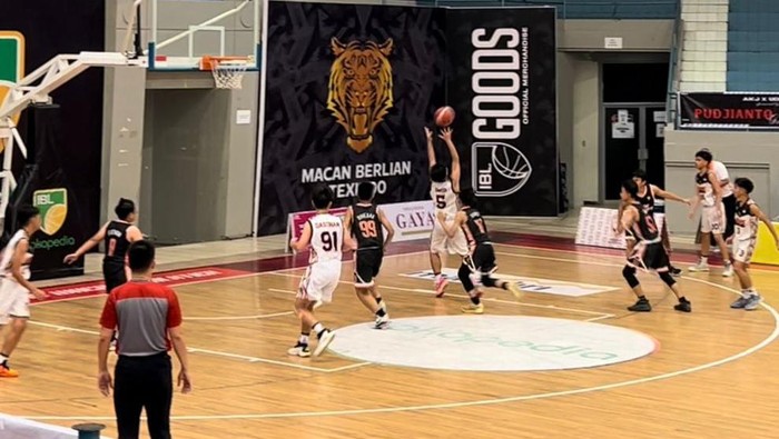 Tim basket Aras Gading Muda (AGM) Jakarta KU 14 Putera Orange lolos ke babak semifinal Turnamen AKJ Udinus Basketball Competition 2024 di Bandung.