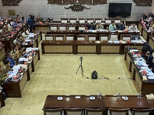 Legislator Ungkap Indikasi OJK Rugikan Negara Rp 400 M: Harus Dibawa ke Aparat