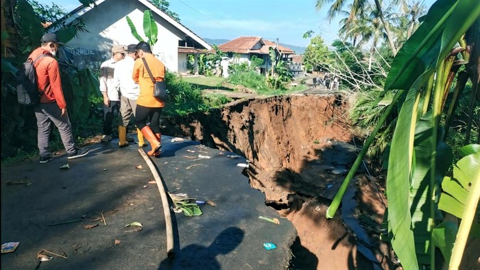 Kondisi jalan longsor di Caringin, Sukabumi