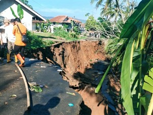 Jalan Alternatif Caringin - Cibadak Sukabumi Longsor