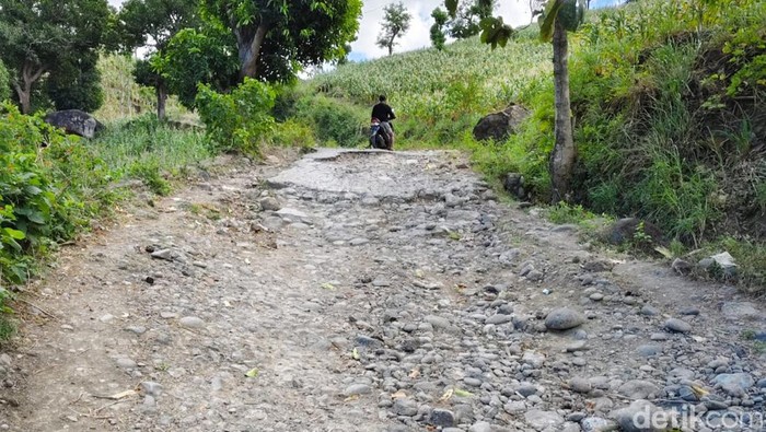 Kondisi jalan rusak di Desa Mangepong, Kecamatan Turatea, Jeneponto.