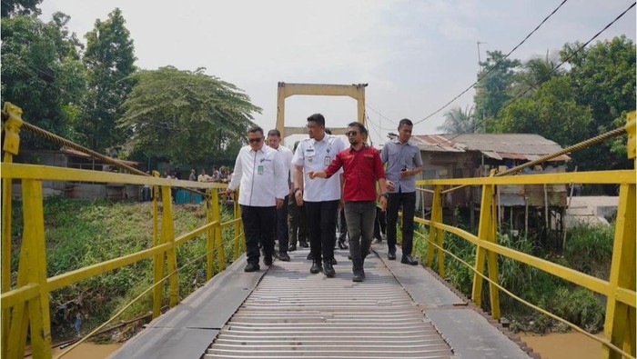 Kondisi jembatan titi gantung besi di Kota Bangun, Medan Deli
