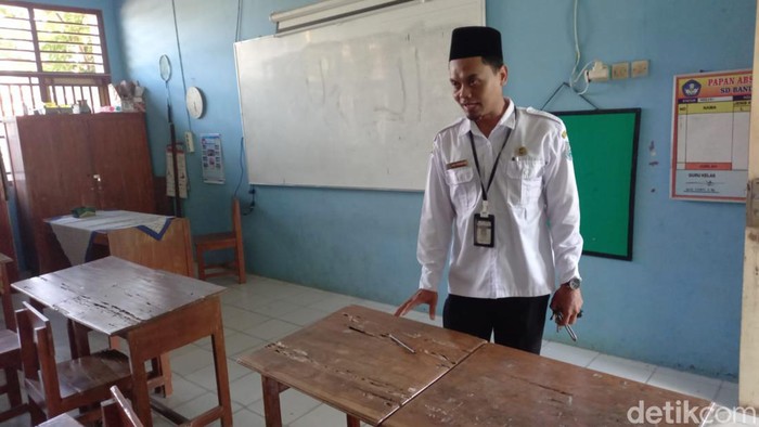 Kondisi meja siswa SDN Bandung 1 Kota Tegal rusak parah, Rabu (26/6/2024).