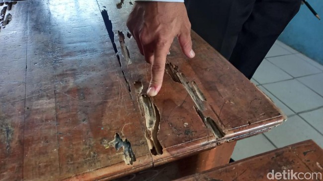 Heboh Ortu Siswi SD di Lebak Gotong-gotong Pengganti Kursi Rusak