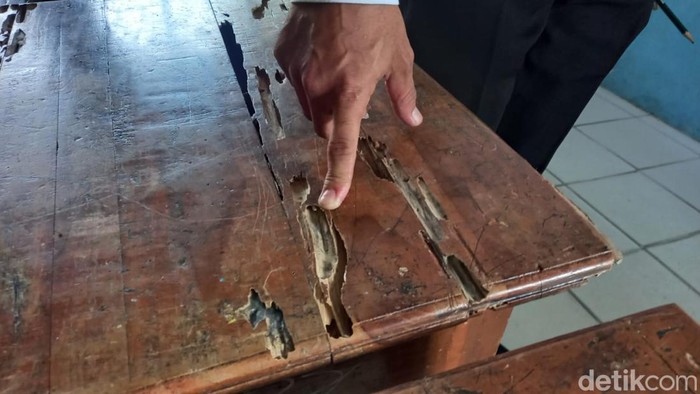 Kondisi meja siswa SDN Bandung 1 Kota Tegal rusak parah, Rabu (26/6/2024).