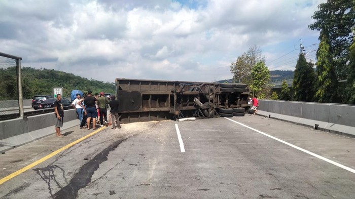 Kontainer terguling menutupi jalan di Tol Cipularang.
