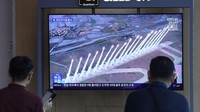 Sebuah program berita menayangkan gambar file peluncuran rudal oleh Korea Utara, di Stasiun Kereta Api Seoul di Seoul, Korea Selatan, Rabu (26/6/2024). Militer Korea Selatan mengatakan, Korea Utara menembakkan rudal balistik ke perairan timurnya sebagai bentuk protes terhadap pengerahan kapal induk AS untuk latihan militer trilateral baru dengan Korea Selatan dan Jepang.