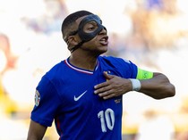 Momen Mbappe Marah-marah gegara Hidung Tersenggol Lewandowski