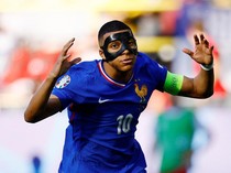 Murka Mbappe Kala Hidungnya Dijamah Lewandowski
