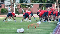Sejumlah pemain Persebaya Surabaya melakukan pemasanan dalam sesi latihan di Lapangan Thor Surabaya.