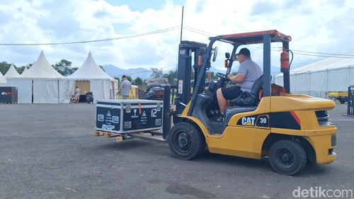 Para staf MXGP tengah memindahkan logistik dari gudang menuju area sirkuit, Rabu (26/6/2024).
Nathea Citra/detikBali