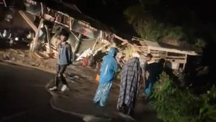 Bencana Longsor Lumpuhkan Akses Jalan Cianjur-Sindangbarang, Warung Terkubur