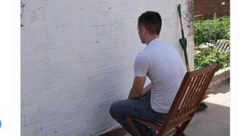 Seperti tidak melihat apa-apa. Foto: Twitter