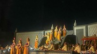 Sendratari Ramayana Prambanan populer sejak pertama kali tampil di tahun 1961. Eksistensinya menjadi magnet bagi wisatawan yang datang ke Candi Prambanan khususnya di malam hari. Tidak hanya wisatawan lokal, namun juga turis mancanegara.
