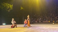 Pertunjukkan dibuka oleh dua orang narator. Keduanya menyambut hangat penonton dan membacakan sinopsis singkat cerita ramayana dalam dua bahasa yakni Inggris dan Indonesia.