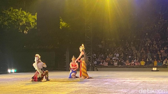 Sendratari Ramayana Prambanan menjadi suguhan mantap jika ingin menikmati kisah legenda dengan cara yang tidak biasa. Pertunjukkan ditampilkan tanpa dialog atau percakapan. Hanya ada suara gamelan dan gending manis dari sinden yang menjadi pelengkap latar belakang suara.