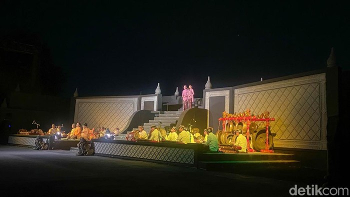 Menikmati Kisah Sendratari Ramayana Prambanan Tanpa Dialog Sendratari Ramayana Prambanan menjadi suguhan mantap jika ingin menikmati kisah legenda dengan cara yang tidak biasa. Pertunjukkan ditampilkan tanpa dialog atau percakapan. Hanya ada suara gamelan dan gending manis dari sinden yang menjadi pelengkap latar belakang suara.