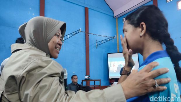 Mensos Risma bersama siswa SMA di Tanimbar, Maluku