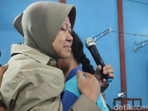 Risma Terisak Peluk Siswi SMA di Tanimbar yang Dibesarkan Ibu Tunggal